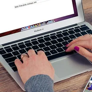 Pessoa digitando em um notebook