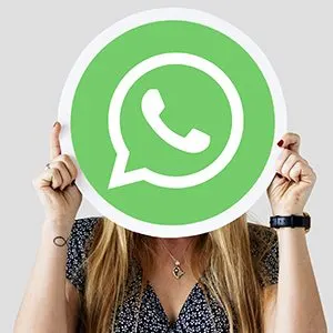 Pessoa segurando o ícone do WhatsApp